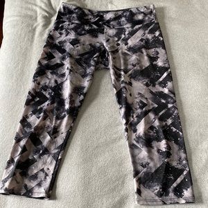 Onzie black/white funky print M/L capri/crop leggings